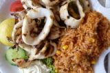Kalamaris mit Reis und Salat
